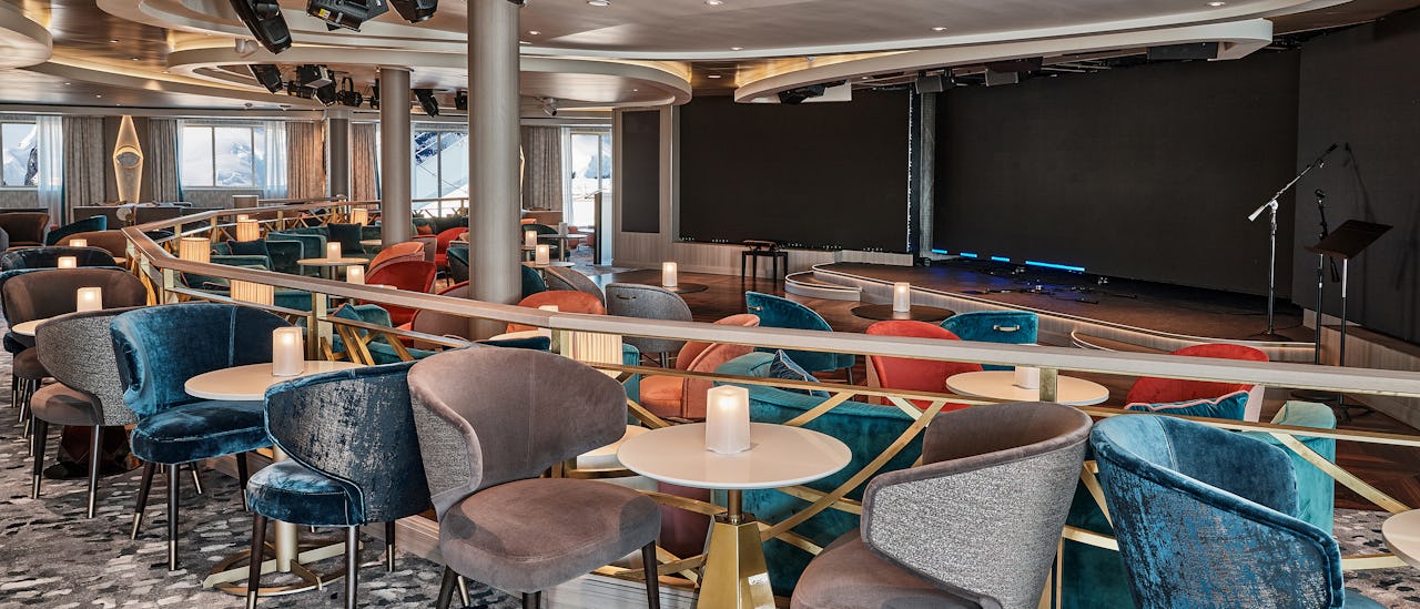 Explorer Lounge fungerer som det sentrale knutepunktet for å koordinere til utflukter på land mens du er om bord