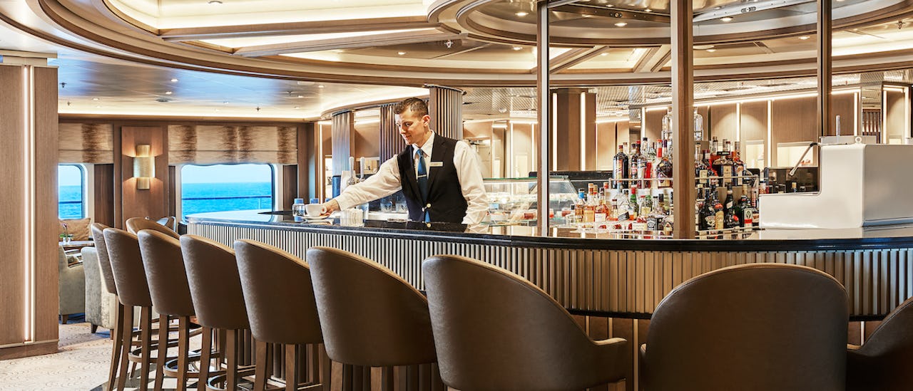 Kos deg med en drink i Arts bar