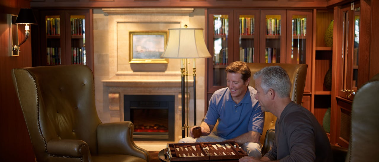 Berike tankene dine i roen i biblioteket i engelsk stil med over 2000 bøker