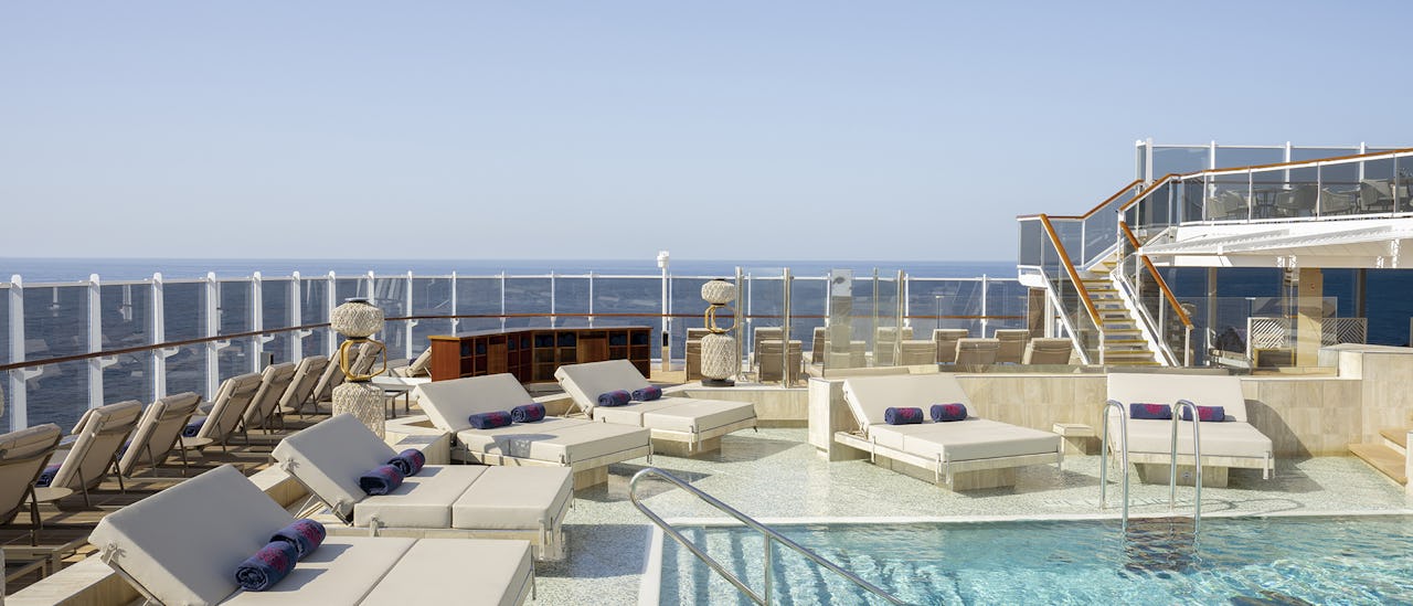 Atoll Pool & Bar er et intimt basseng område med avslappende atmosfære