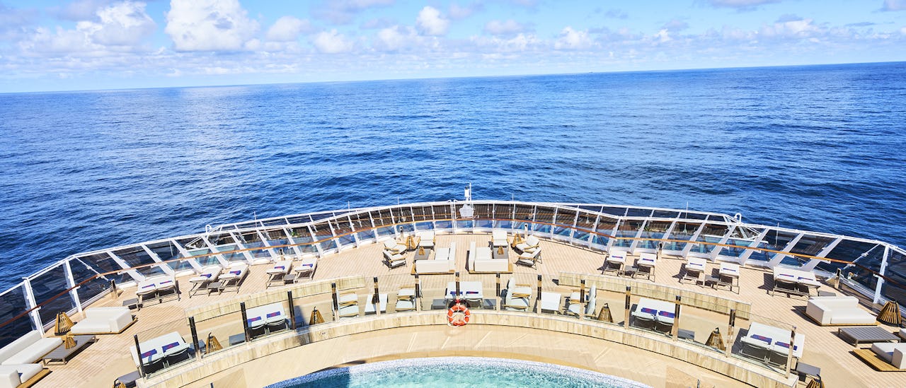 Helios Pool & Bar - et basseng- og en loungeopplevelse med panoramautsikt kun for voksne