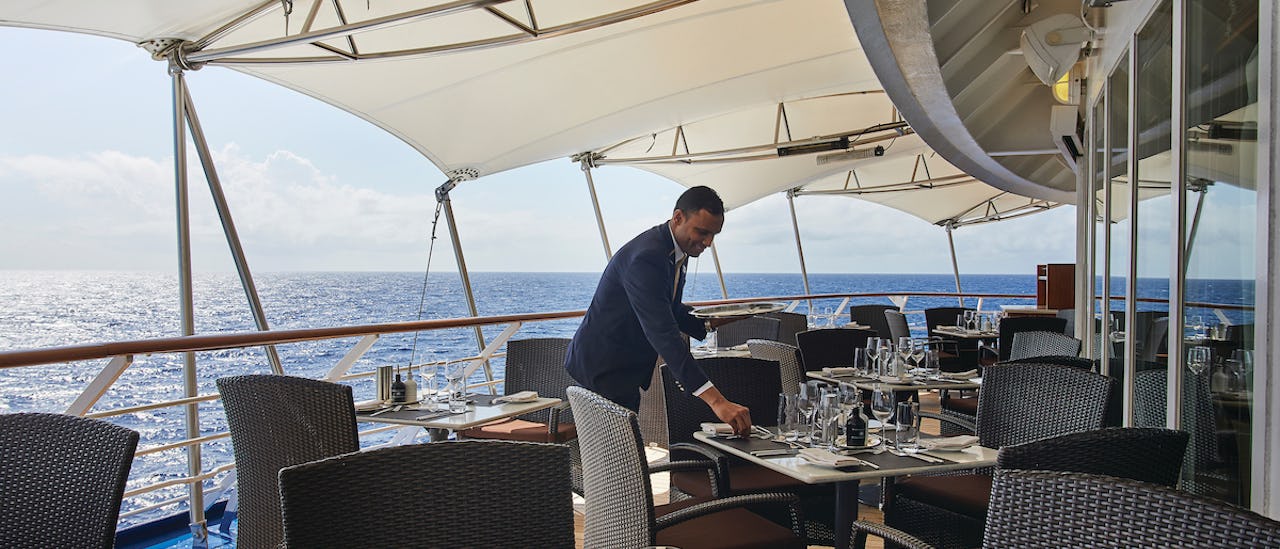 Utendørs-servering på dekk.